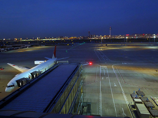 日が暮れ、夜間の羽田空港